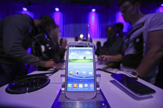 Việc kinh doanh dòng điện thoại thông minh Galaxy phát đạt, đã giúp hãng cạnh tranh tốt với iPhone của Apple.