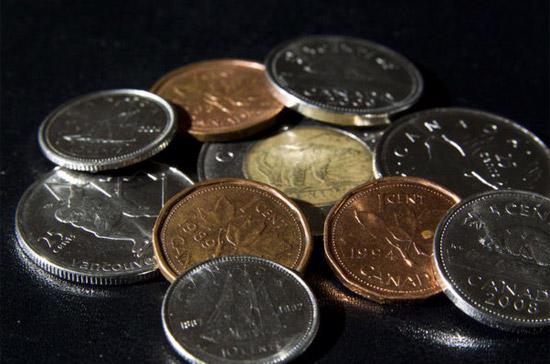Mỗi đồng xu 1 cent, có in hình Nữ hoàng Elizabeth đệ nhị và lá phong, tiêu tốn của Chính phủ Canada 1,6 cent để sản xuất - Ảnh: Bloomberg.