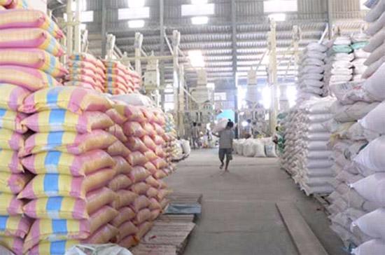  Theo số liệu mà Reuters đưa ra, giá gạo loại 25% tấm của Việt Nam từ đầu năm đến nay đã giảm khoảng 16%, còn 377,5 USD/tấn.
