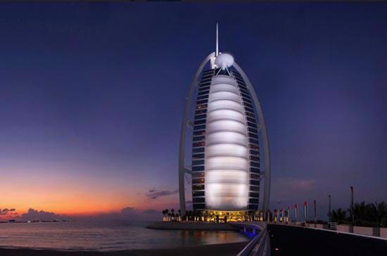 Burj Al-Arab cao khoảng 321 m, được xây dựng mô phỏng theo hình chiếc du thuyền, do kiến trúc sư Tom Wright của Tập đoàn WS Atkins PLC thiết kế.
