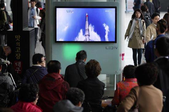 Người dân Hàn Quốc nín thở theo dõi bản tin về vụ phóng tên lửa của Triều Tiên diễn ra sáng nay - Ảnh: THX.