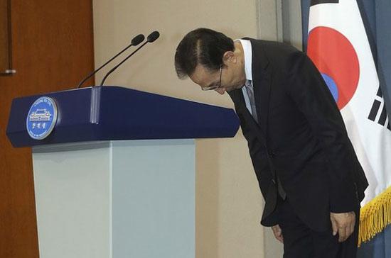 Tổng thống Hàn Quốc Lee Myung-bak cúi đầu tạ lỗi với nhân dân vì vụ tham nhũng liên quan tới người thân của ông - Ảnh: Reuters.