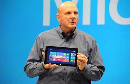 CEO Microsoft, Steve Ballmer, giới thiệu mẫu máy tính bảng mới của hãng.