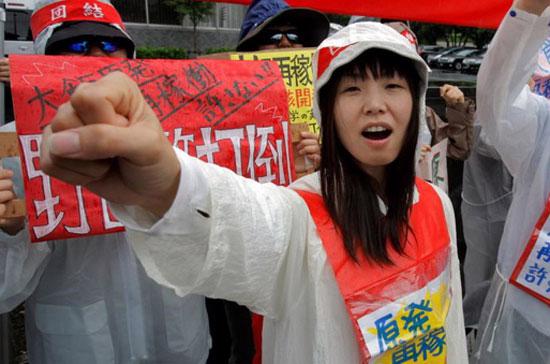 Theo kết quả thăm dò dư luận của hãng tin Jiji, 46% dân chúng phản đối việc tái khởi động hai lò phản ứng ở tỉnh Fukui - Ảnh: AP.