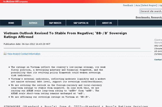 Standard & Poor’s cho biết, việc điều chỉnh triển vọng tín nhiệm cho Việt Nam phản ánh đánh giá của tổ chức này về sự suy giảm những rủi ro đối với ổn định kinh tế vĩ mô và tài chính ở Việt Nam.