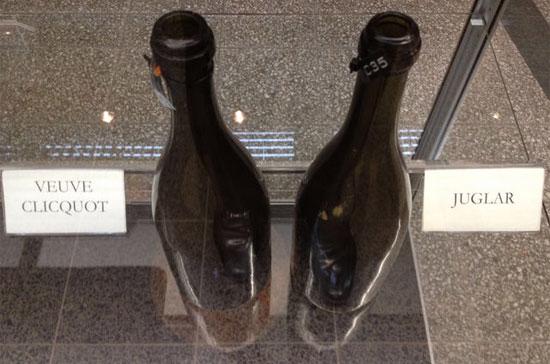 Hai trong số những chai rượu champagne được tìm thấy trong con tàu bị đắm - Ảnh: Bloomberg.