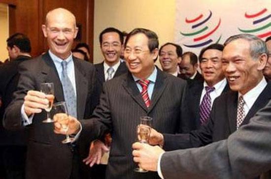 Nâng ly chúc mừng thành công của đoàn đàm phán gia nhập WTO Việt Nam, ngày 7/11/2006 - Ảnh: Reuters.
