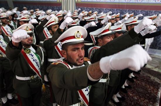 Quân đội Iran biểu dương sức mạnh trong một cuộc duyệt binh. Tình hình Iran đang hỗ trợ tích cực cho giá vàng - Ảnh: Reuters.