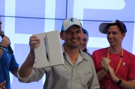 Anh David Tarasenko đã trở thành khách hàng đầu tiên trên thế giới mua được iPad thế hệ mới tại đại lý của Apple ở Sydney - Ảnh: Cnet.