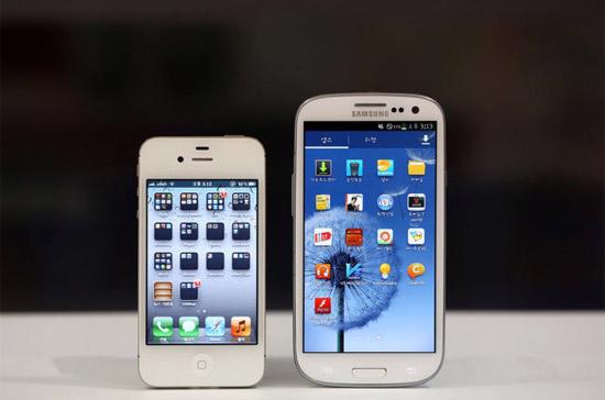 Tranh chấp về bằng sáng chế giữa Apple và Samsung bắt đầu khi Samsung tung ra các sản phẩm điện thoại thông minh Galaxy vào năm 2010 - Ảnh: Bloomberg.