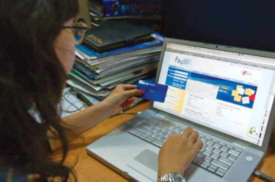 Tất cả khách hàng của Điện lực Tp.HCM (EVN HCMC) đều có thể chủ động thanh toán tiền điện thông qua mạng lưới các cửa hàng bán lẻ đã kết nối dịch vụ với Payoo và được gạch nợ ngay.