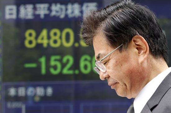 Thị trường chứng khoán châu Á hôm nay cũng rớt điểm thê thảm trước nỗi lo tài chính Tây Ban Nha - Ảnh: AP.