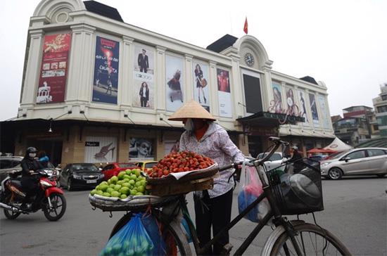 Thu nhập bình quân đầu người của Hà Nội hiện nay mới xấp xỉ 1.700 USD/người - Ảnh: Reuters.