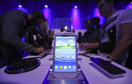 Galaxy S3 sử dụng màn hình Super AMOLED 4,8 inch, độ phân giải HD 1.280 x 720 pixel. S3 mỏng và nhẹ cân hơn so với mẫu iPhone 4S.