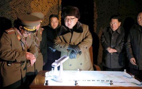 Nhà lãnh đạo Triều Tiên Kim Jong Un thị sát một cơ sở nghiên cứu hạt nhân của nước này - Ảnh: Reuters/KCNA.<br>