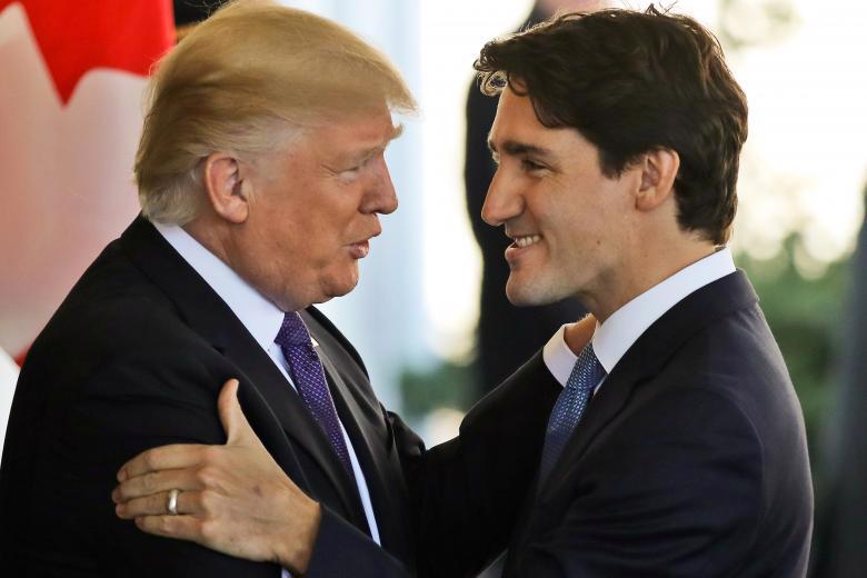 Tổng thống Mỹ Donald Trump (trái) và Thủ tướng Canada Justin Trudeau trong cuộc gặp ở Nhà Trắng hôm 13/2 - Ảnh: Reuters.<br>