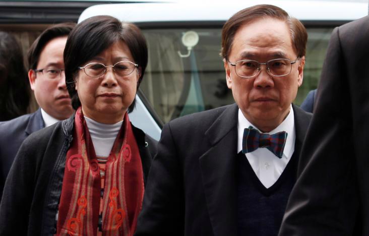 Cựu trưởng đặc khu hành chính Hồng Kông Tăng Âm Quyền đến Tòa án Tối cao Hồng Kông hôm 20/2, cùng vợ và con trai - Ảnh: Reuters.<br>
