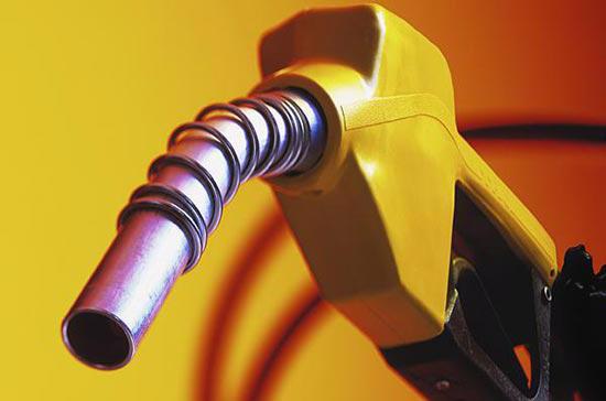 Yếu tố tác động mạnh nhất tới giá dầu thô đêm qua là việc Cơ quan Thông 
tin Năng lượng Mỹ công bố báo cáo cho hay, lượng 
cung xăng trong tuần báo cáo tăng vọt tới 7,9 triệu thùng.
