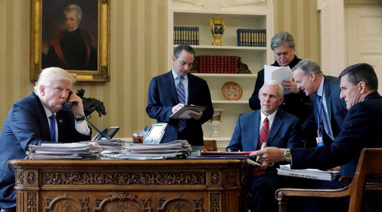 Tổng thống Mỹ Donald Trump cùng các cố vấn và trợ lý khi ông Trump đang điện đàm với Tổng thống Nga Vladimir Putin hôm 28/1 tại Phòng Bầu dục, Nhà Trắng - Ảnh: Reuters.<br>