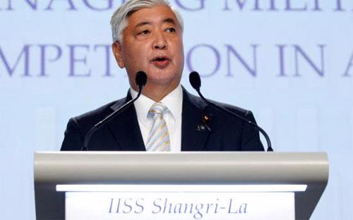 Bộ trưởng Bộ Quốc phòng Nhật Bản Gen Nakatani phát biểu ngày 4/6 tại diễn đàn an ninh Shangri-La, Singapore - Ảnh: Reuters.<br>