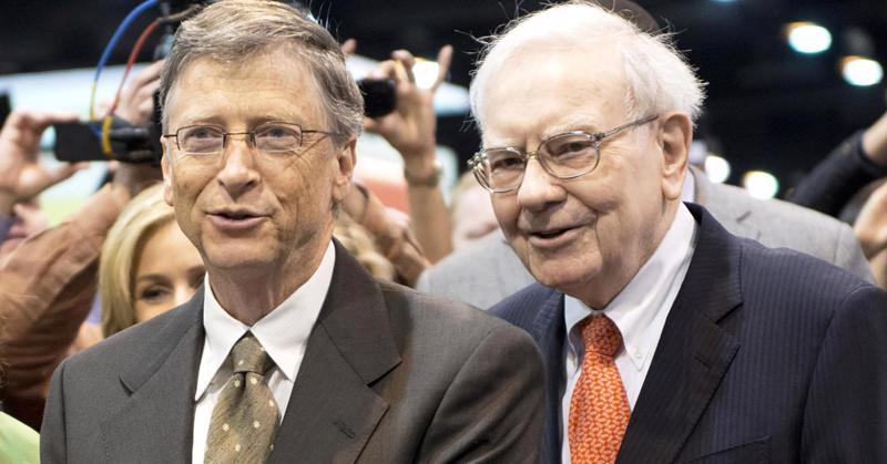Hai tỷ phú giàu nhất nước Mỹ Bill Gates (trái) và Warren Buffett.<br>