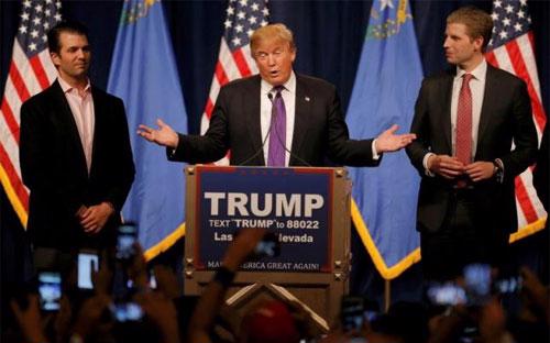 Ứng cử viên tổng thống Mỹ Donald Trump và hai con trai trên sân khấu ăn mừng chiến thắng sau khi thắng trong cuộc bầu cử sơ bộ ở bang Nevada ngày 23/2 - Ảnh: Reuters.<br>