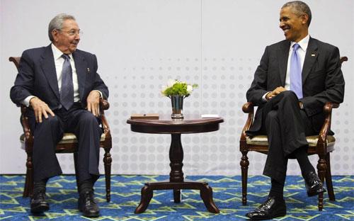 Chủ tịch Cuba Raul Castro (trái) và Tổng thống Mỹ Barack Obama trong cuộc gặp ở Panama tháng 5/2015 - Ảnh: WSJ/AP.<br>