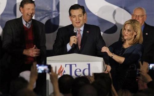 Ông Ted Cruz phát biểu sau khi giành chiến thắng bầu cử sơ bộ ở Iowa ngày 1/2 - Ảnh: Reuters.<br>
