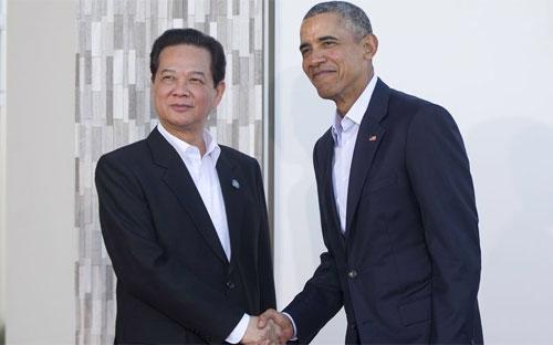 Tổng thống Mỹ Barack Obama bắt tay Thủ tướng Việt Nam Nguyễn Tấn Dũng tại hội nghị thượng đỉnh Mỹ-ASEAN tại Sunnylands sáng 16/2 theo giờ Việt Nam - Ảnh: AP/Washington Times.<br>
