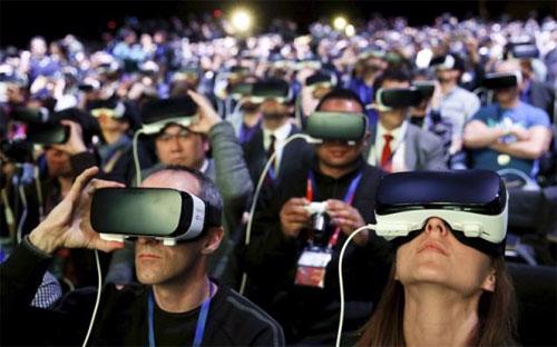 Khán giả trải nghiệm kính thực tế ảo Samsung Gear VR tại sự kiện giới thiệu sản phẩm ở World Mobile Congress (WMB) ở Barcelona, Tây Ban Nha, ngày 21/2 - Ảnh: Reuters.<br>
