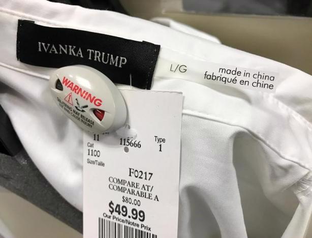 Một chiếc áo hiệu Ivanka Trump bày bán trong một cửa hiệu ở Ontario, Canada hôm 3/2 - Ảnh: Reuters.<br>