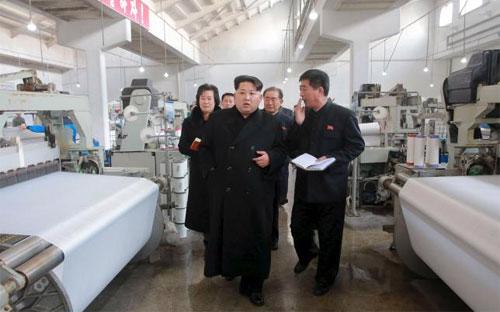 Ảnh nhà lãnh đạo Triều Tiên Kim Jong Un đi thị sát một nhà máy dệt được hãng thông tấn nhà nước KCNA công bố hôm 28/1 - Nguồn: Reuters.<br>