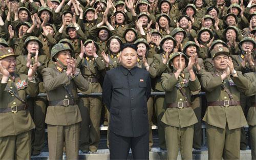 Nhà lãnh đạo Triều Tiên Kim Jong Un thị sát một cuộc tập trận của binh sỹ quân đội năm 2014 - Ảnh: Reuters/KCNA.<br>