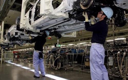 Công nhân làm việc trong một nhà máy lắp ráp xe hơi của Nhật.<br>