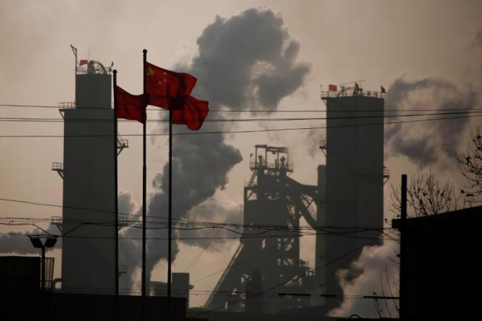 Cờ Trung Quốc gần một nhà máy thép ở tỉnh Hà Bắc của nước này hôm 23/2 - Ảnh: Reuters.<br>