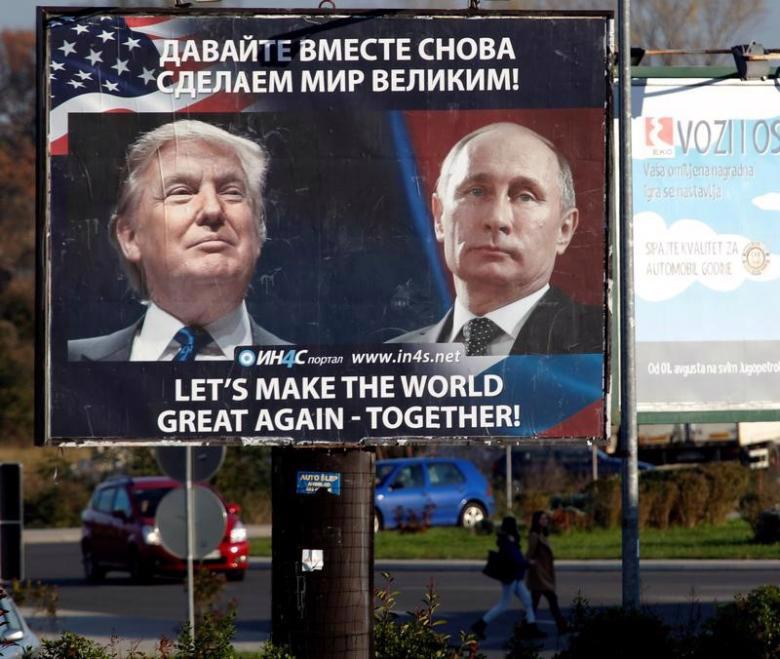 Một tấm pano in hình Tổng thống Mỹ Donald Trump và Tổng thống Nga Vladimir Putin, với khẩu hiệu: "Hãy cùng nhau làm cho thế giới trở nên tốt đẹp hơn" ở Danilovgrad, Montenegro, ngày 16/11/2016 - Ảnh: Reuters.<br>