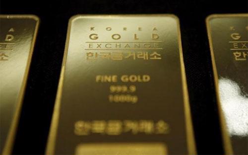 Mới chỉ tháng trước, giới đầu cơ còn đặt cược giá vàng sẽ giảm. Nhiều 
ngân hàng như Goldman Sachs dự báo giá vàng sẽ sớm về mốc 1.000 USD/oz - Ảnh: Reuters.<br>