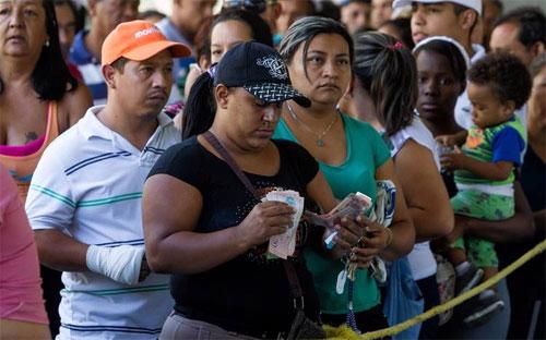 Người dân ở thủ đô Caracas của Venezuela xếp hàng chờ mua thực phẩm - Ảnh: WSJ/EPA.<br>