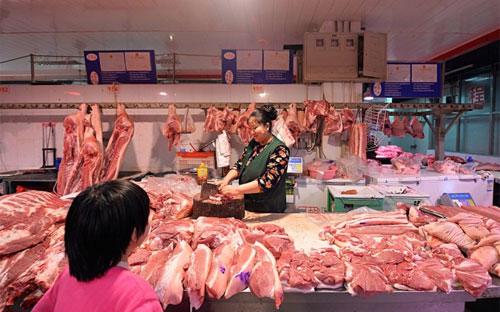 Một quầy bán thịt lợn tại chợ ở Trung Quốc.<br>
