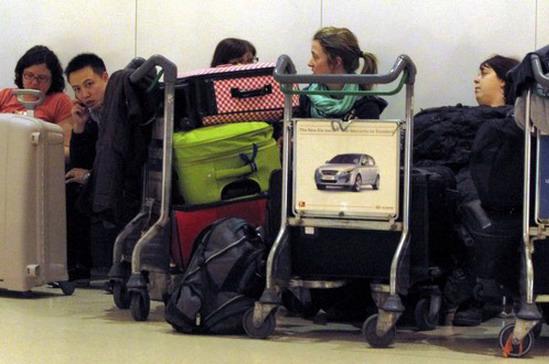 Hành khách tại sân bay Heathrow (Anh) mệt mỏi chờ đợi - Ảnh: Reuters.
