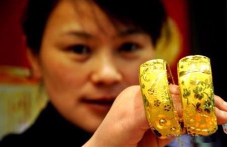 Theo giới phân tích quốc tế, vàng giảm giá nhanh và mạnh phiên sáng nay là do việc Nhật Bản can thiệp vào thị trường ngoại hối để ngăn sự leo thang của tỷ giá đồng Yên khiến tỷ giá đồng USD tăng mạnh, gây áp lực giảm giá lên vàng.