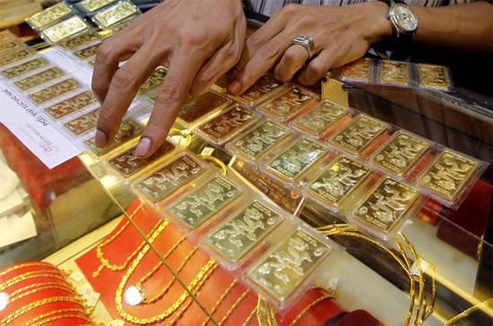 Từ giữa tuần trước, giá vàng diễn biến theo xu hướng đi ngang, lình xình trong vùng 43,5-43,6 triệu đồng/lượng. Đến sáng đầu tuần hôm nay, giá vàng mới bắt đầu có những biến động mạnh mới - Ảnh: Reuters.