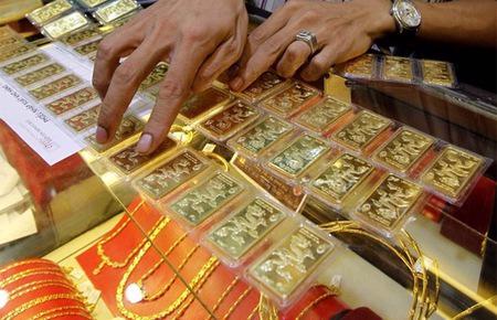 Thời gian gần đây, do giao dịch chậm, giá vàng trong nước thường tăng giảm chậm hơn giá vàng quốc tế.
