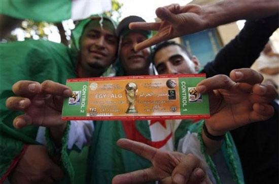 Một fan người Algeria khoe tấm vé xem trận cầu giữa đội nhà và Ai Cập tại World Cup 2010 - Ảnh: AP.