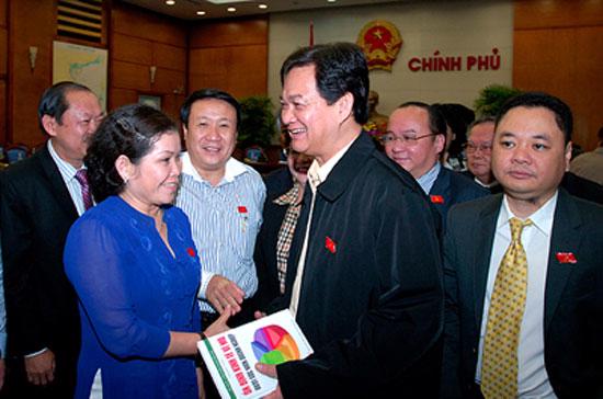 Thủ tướng Nguyễn Tấn Dũng trao đổi cùng các doanh nhân - Ảnh: Chinhphu.vn.