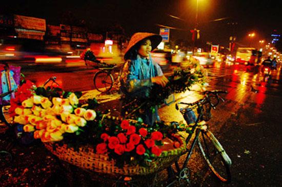 Gánh hoa đêm, một nét đẹp du lịch của Hà Nội.