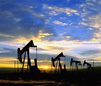 IEA cho biết, sản lượng khai thác dầu mỏ trên toàn thế giới sẽ đạt 95,33 triệu thùng/ngày vào năm 2012, giảm 2,7 triệu thùng/ngày so với dự đoán cách đây một năm.