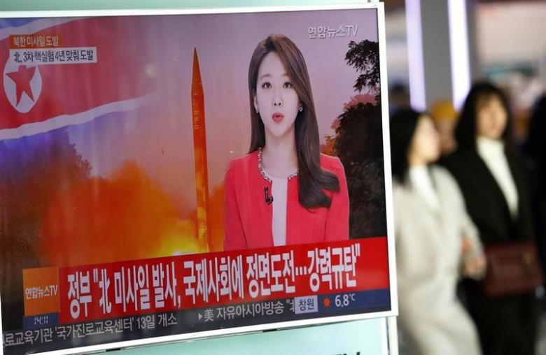 Bản tin về vụ phóng tên lửa của Triều Tiên phát trên sóng truyền hình Hàn Quốc ngày 12/2 - Ảnh: Reuters.<br>