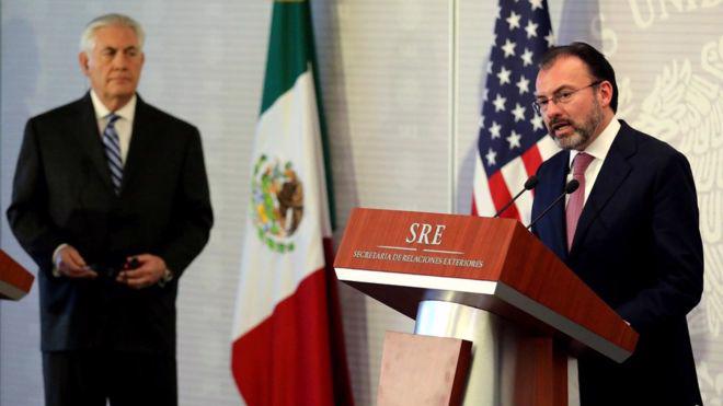 Ngoại trưởng Mexico Luis Videgaray (phải) và người đồng cấp Mỹ Rex Tillerson trong cuộc họp báo ở Mexico City ngày 23/2 - Ảnh: Reuters.<br>