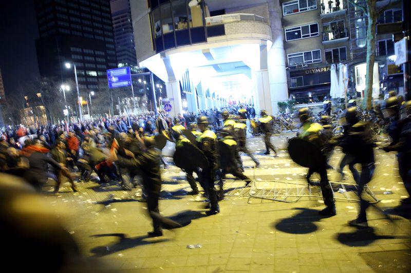 Đụng độ giữa người biểu tình và cảnh sát bên ngoài lãnh sự quán Thổ Nhĩ Kỳ ở Rotterdam ngày 12/3 - Ảnh: Anadolu/Getty.<br>